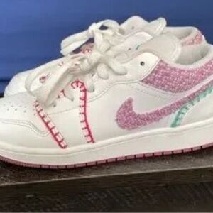 Sneakers AIR JORDAN 1 LOW SE (GS)
WHITE/LIGHT BORDEAUX-RUSH PINK
BOURDEAUX